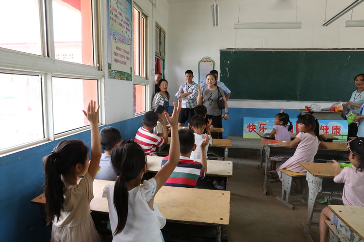 领导与孩子们交流互动
