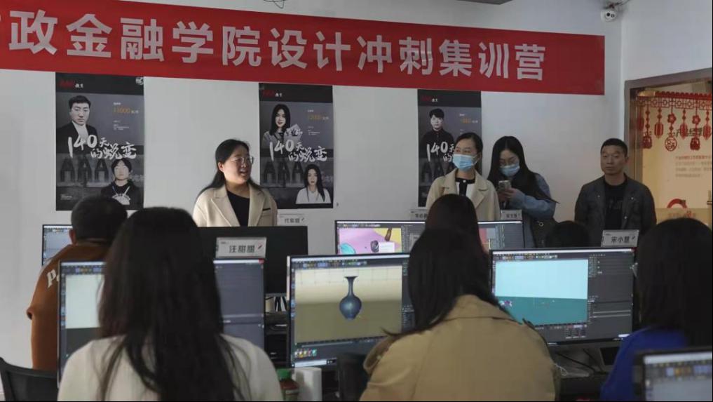 教师在郑州明德软件开发有限公司与学生亲切交流