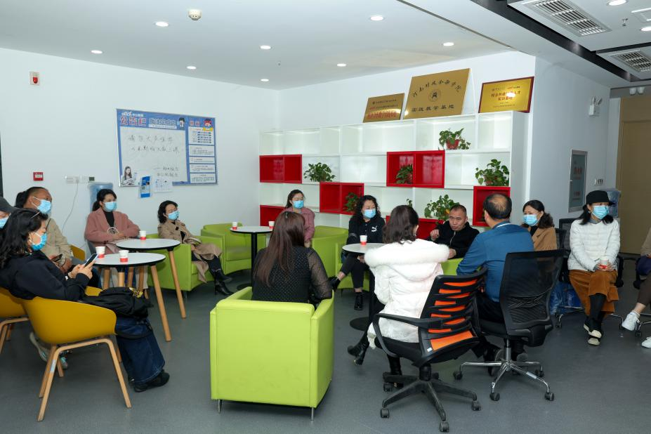 教师与北京中公教育科技有限公司郑州分公司负责人进行座谈