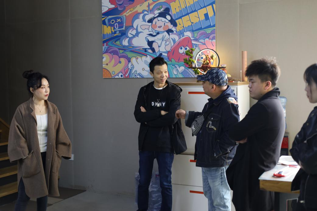 河南五邻文化传媒有限公司负责人向教师介绍学生实习情况