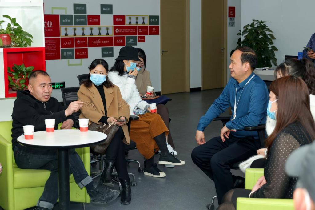 教师与北京中公教育科技有限公司郑州分公司负责人进行座谈