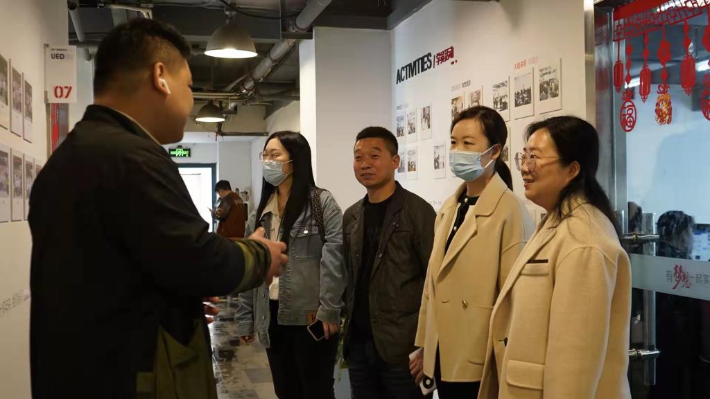 企业负责人向我院教师介绍毕业实习相关情况