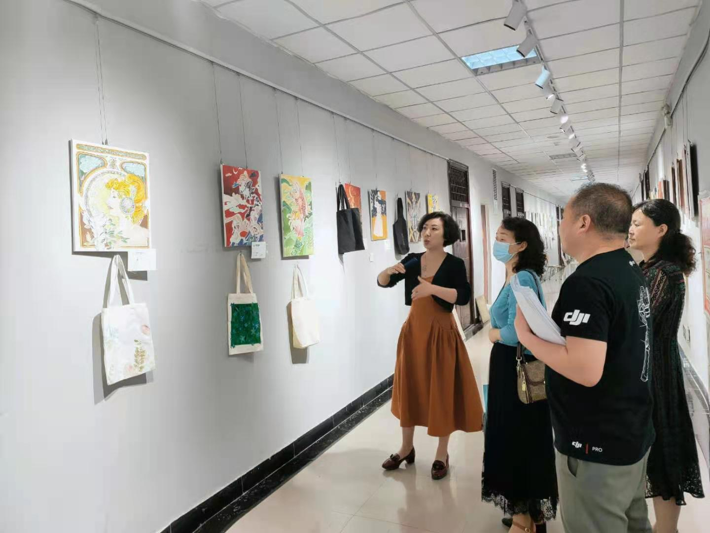 王向群老师讲解学生作业创作过程