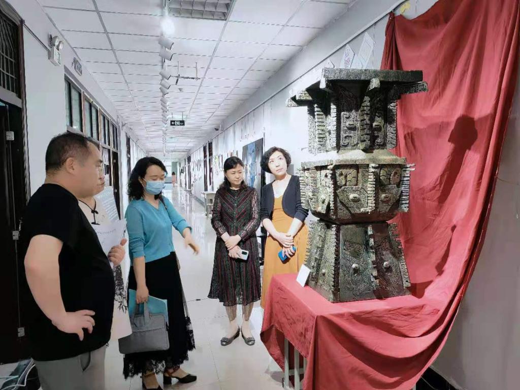 宋晓景老师讲解学生《方尊》作业创作的过程
